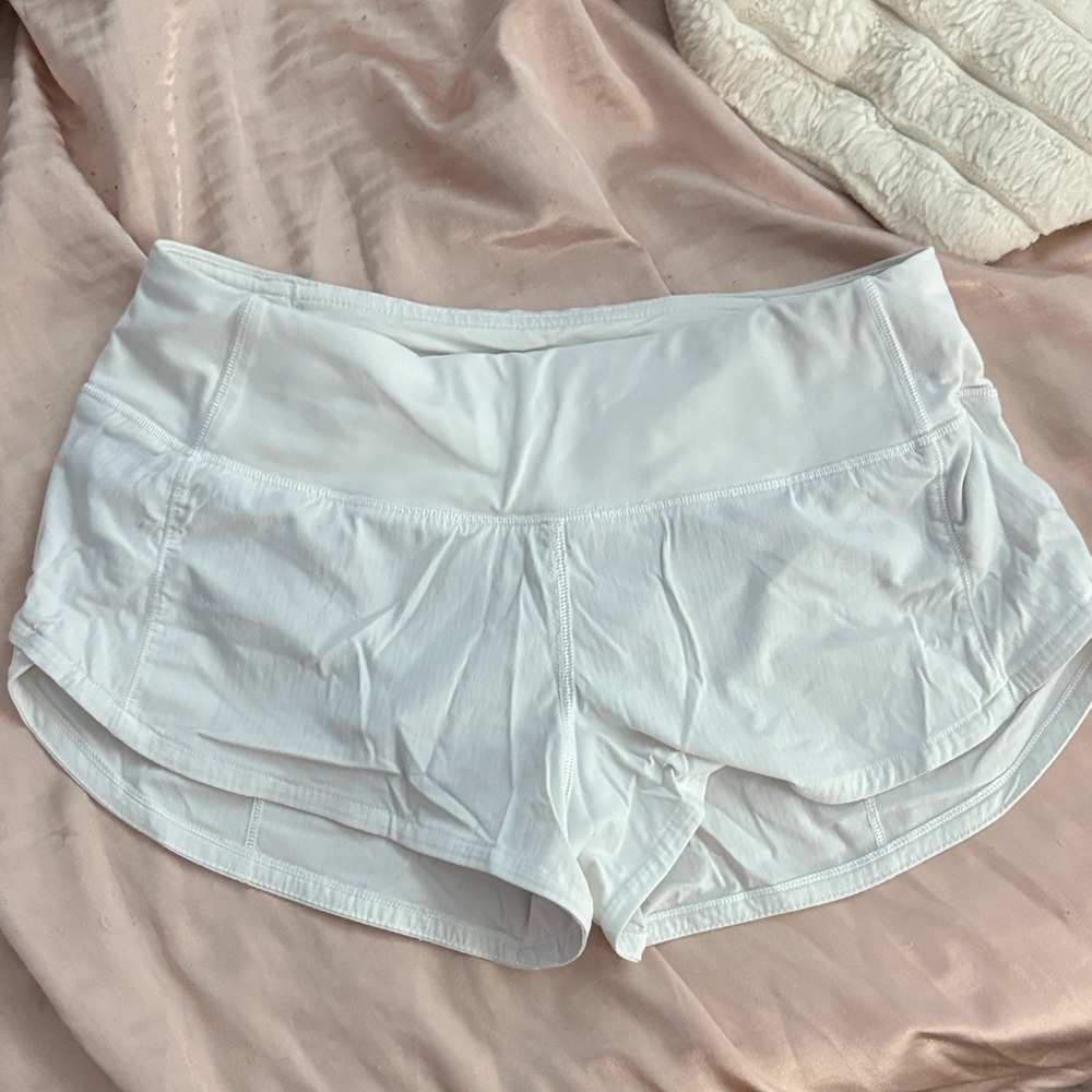 Lululemon white speed up shorts low rise 2.5” size 2